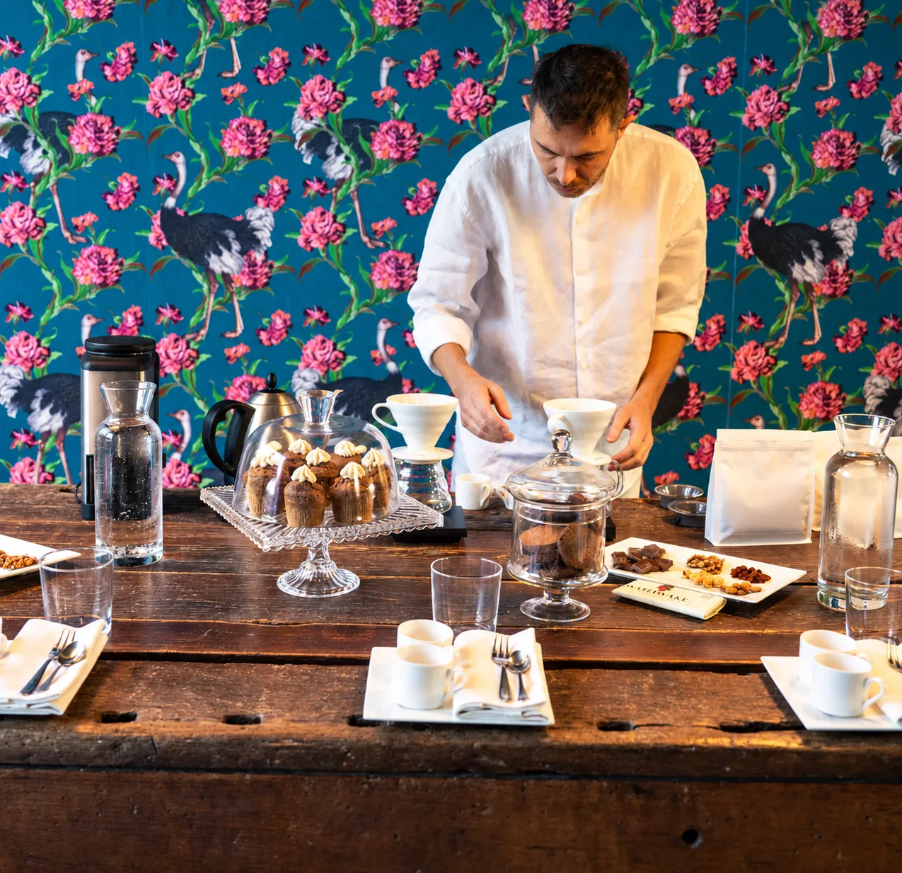 Riccardo prepara il caffè durante una degustazione Wanawake: fotografia migliorata con AI